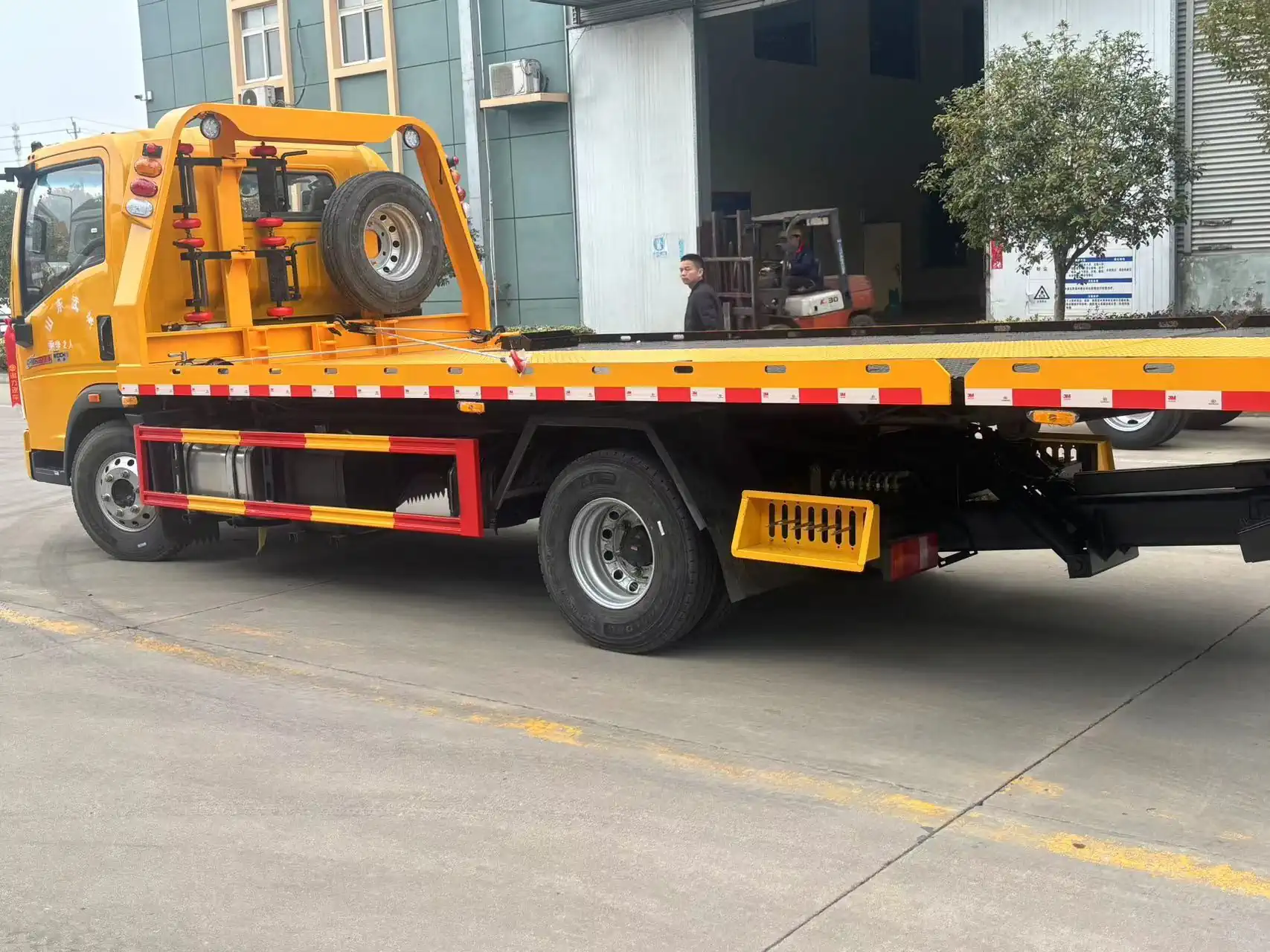 Wrecker with 700R16 Steel Wire Tyre & Hydraulic Tailboard