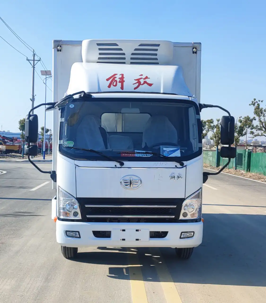 4.05m Box Jiefang HuVN Refrigerated Truck 150HP Cold Chain Delivery Vehicle