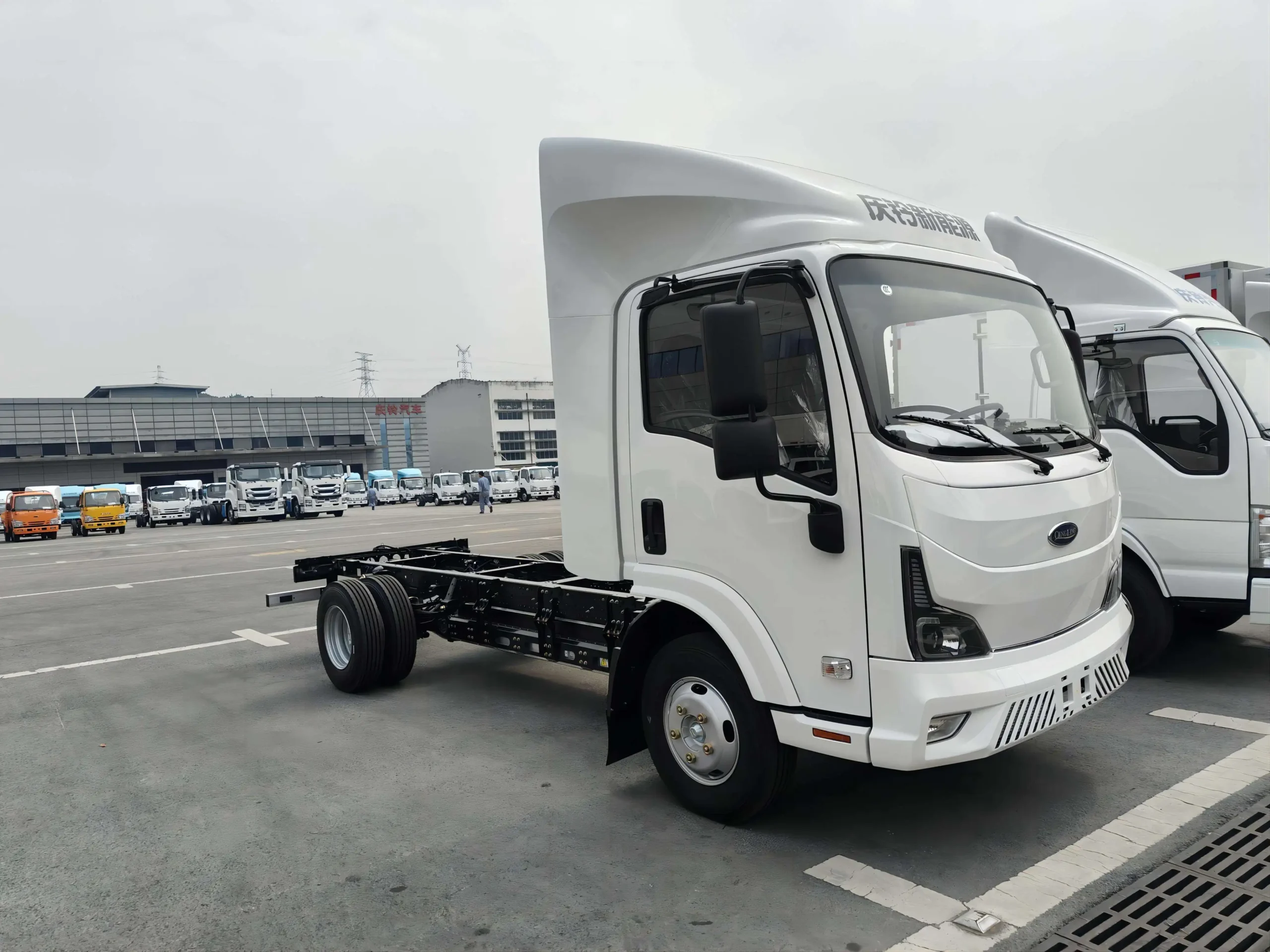 Bosch Motor 90kW Rated Power Right-Hand Drive Electric Light Truck Qingling EVM100