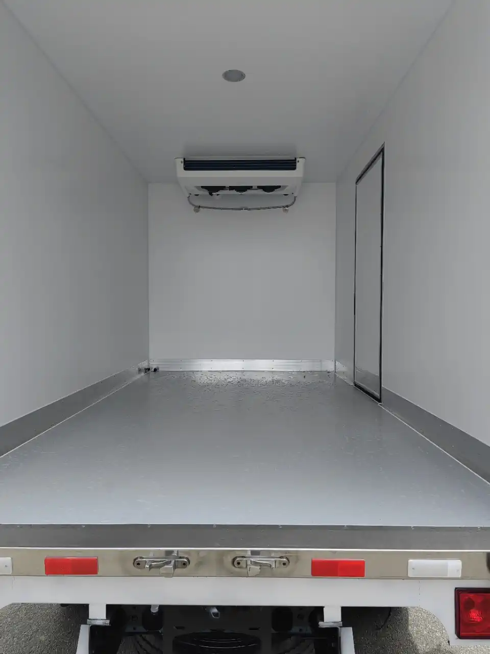 Custom Color Foton 4.2m Refrigerated Box Truck for Global Cold Chain Logistics