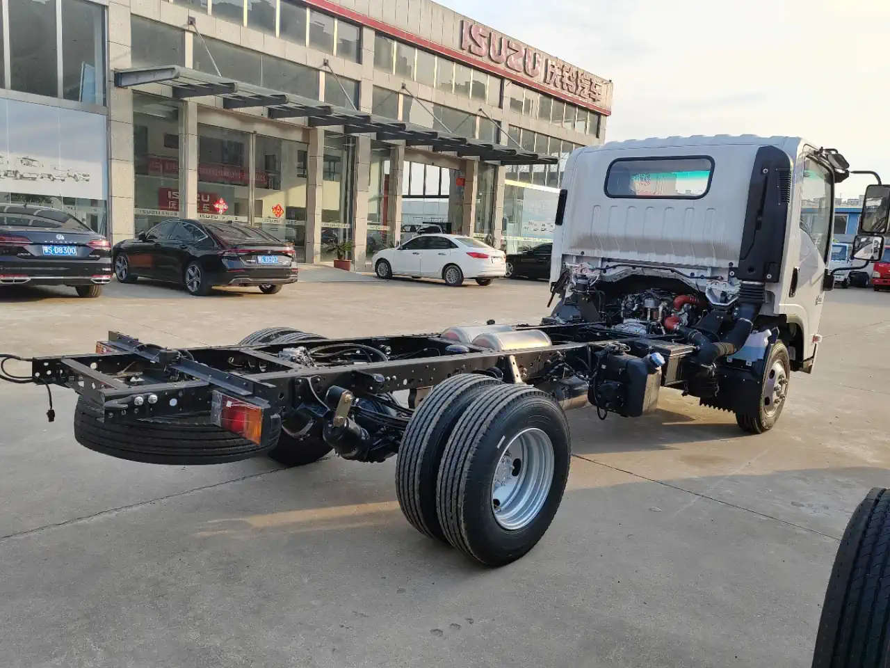 Customizable Isuzu KV100 Chassis with Multiple Wheelbase (2765-3815MM) for Special Vehicle