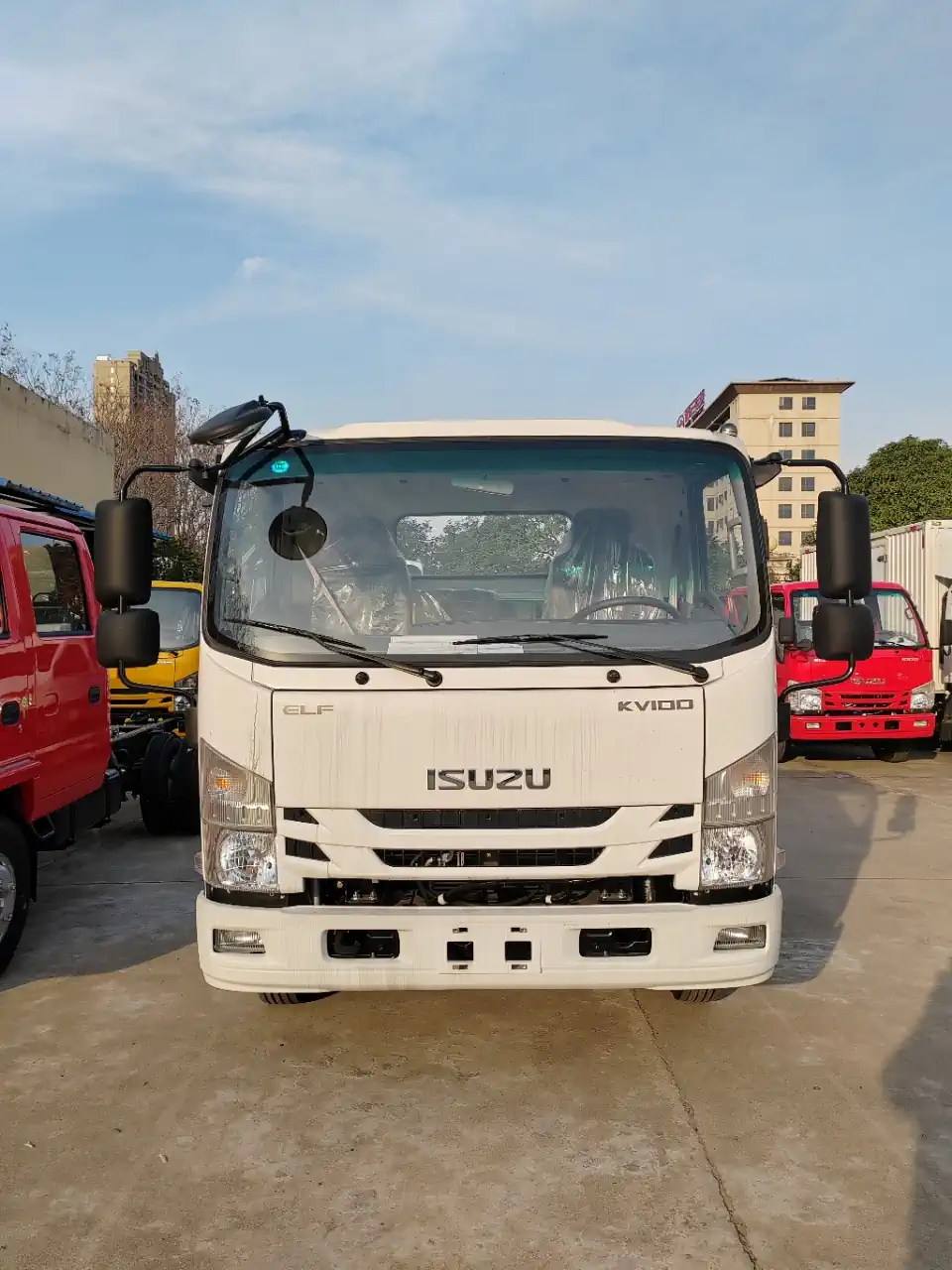 Isuzu KV100 Tiltable Cab Chassis – Power Steering & AC for Long-Haul Transportation