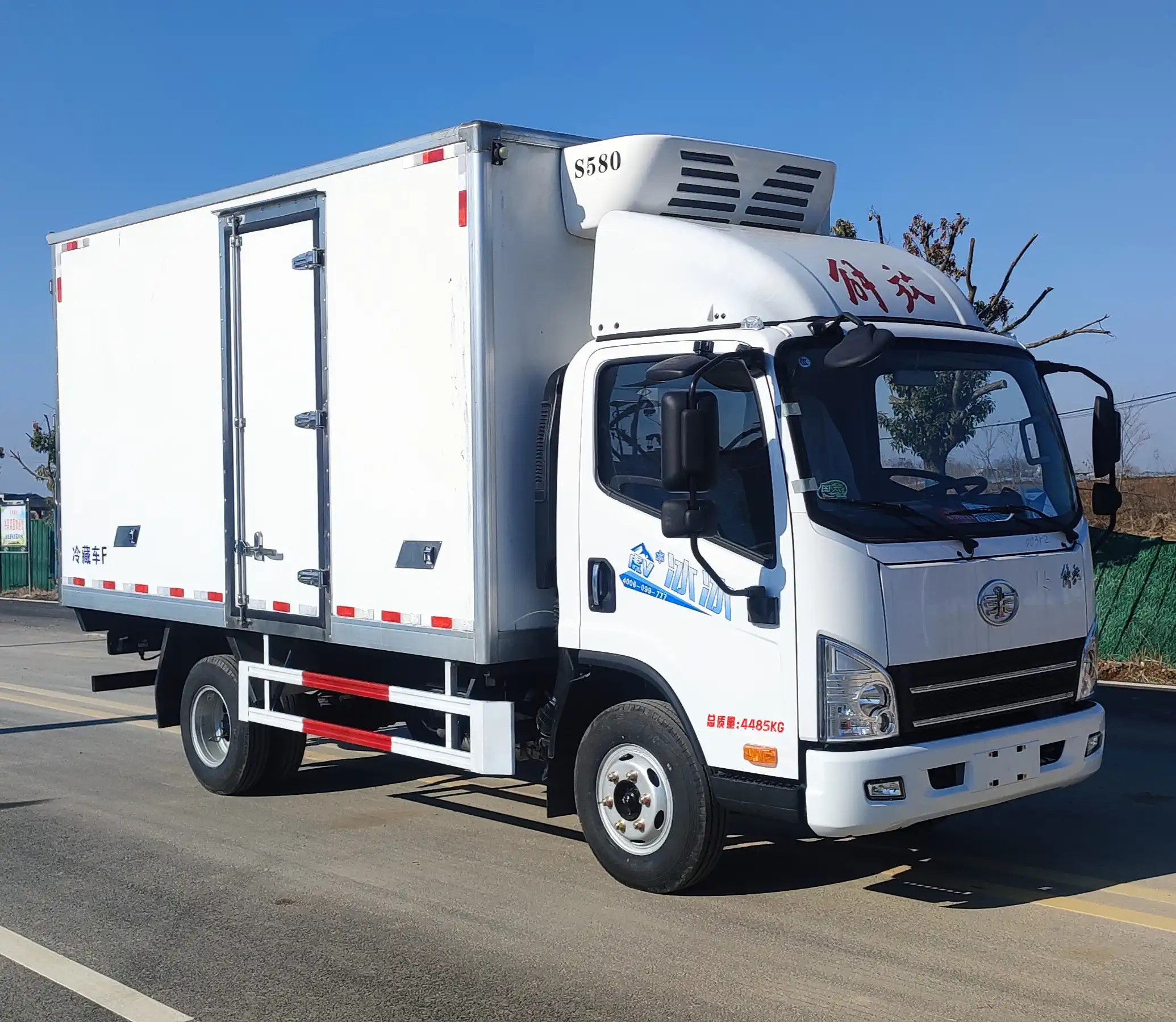 Light Duty Jiefang Refrigerated Truck 5995mm Overall Length Cold Chain Truck